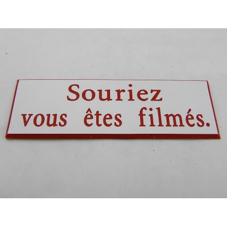 plaque adhésive "souriez vous êtes filmés" blanche et rouge