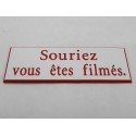 plaque adhésive "souriez vous êtes filmés" blanche et rouge