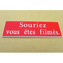 étiquette adhésive "souriez vous êtes filmés" multicolores